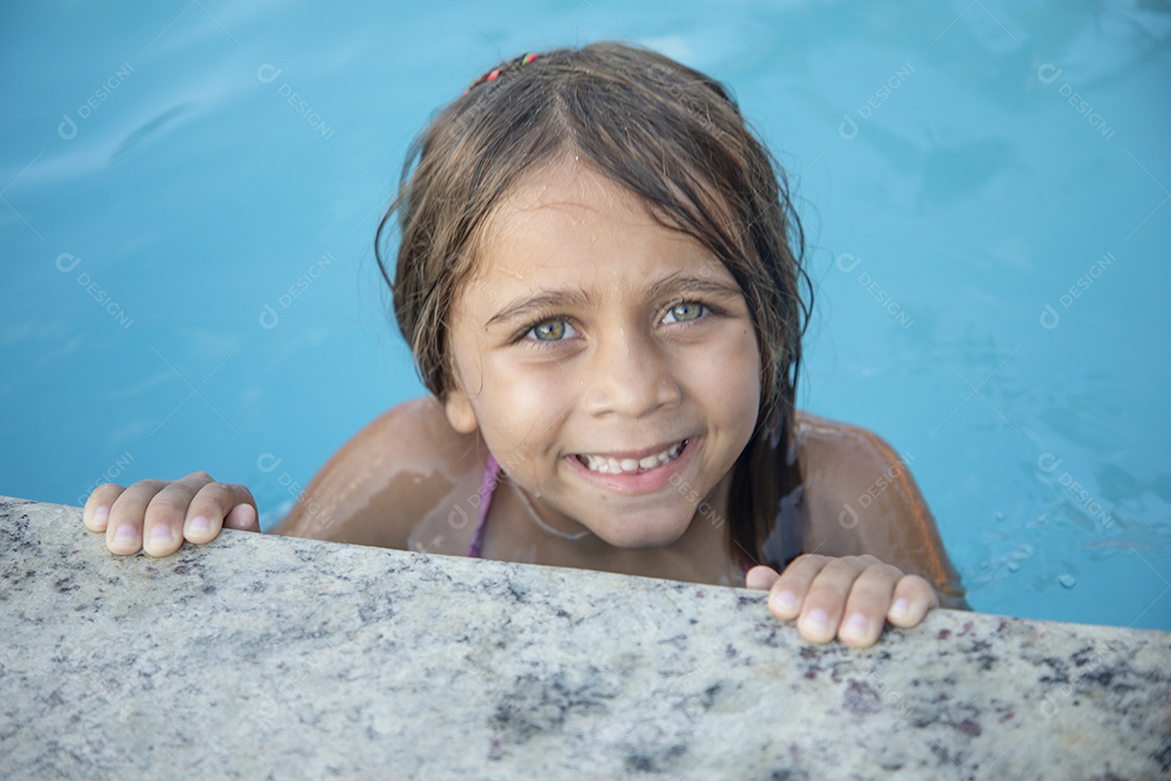 Uma garota fofa na beira da piscina