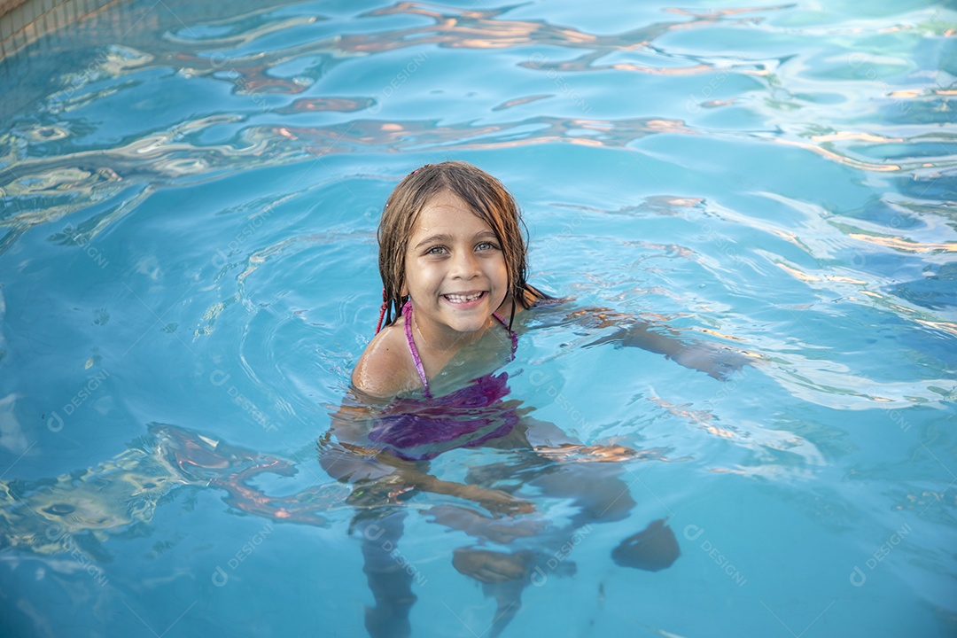 Uma linda garotinha banhando