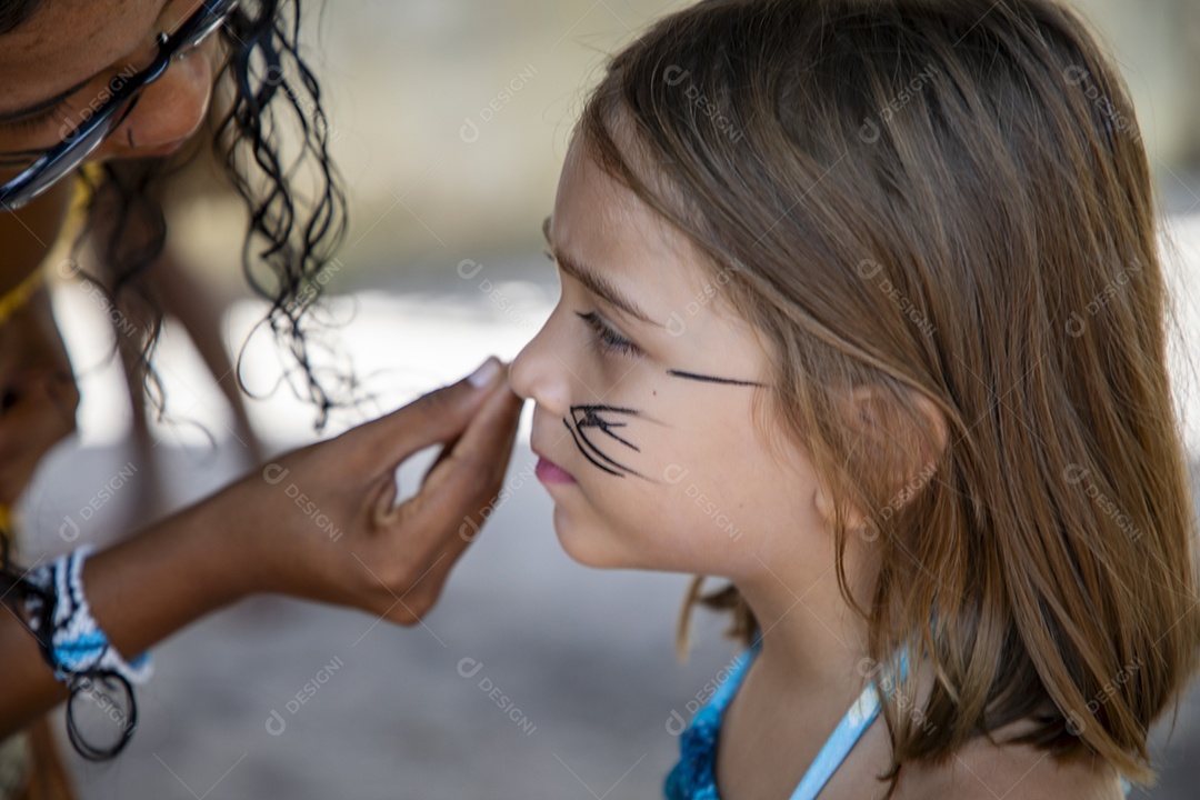 Linda menina com rosto pintado