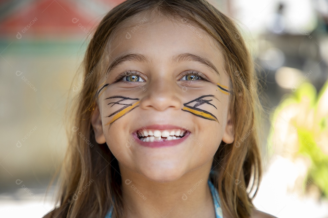 Uma linda garotinha com pintura no rosto