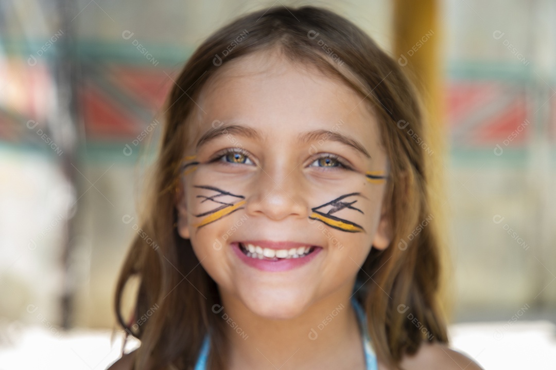 Uma linda garotinha com pintura no rosto