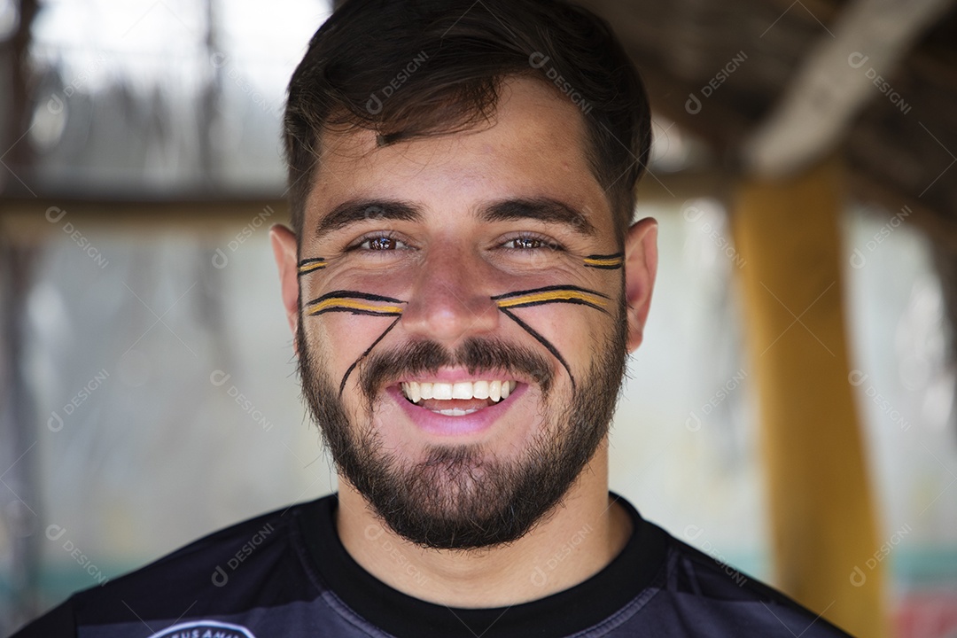 Homem com pintura no rosto em aldeia indígena