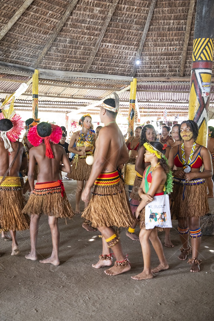 Povos indígenas em roda de dança