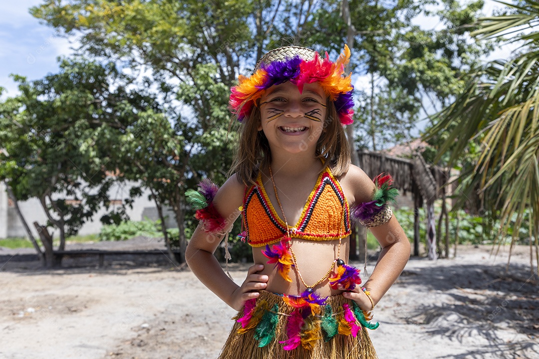 Uma linda menina com trajes indígenas