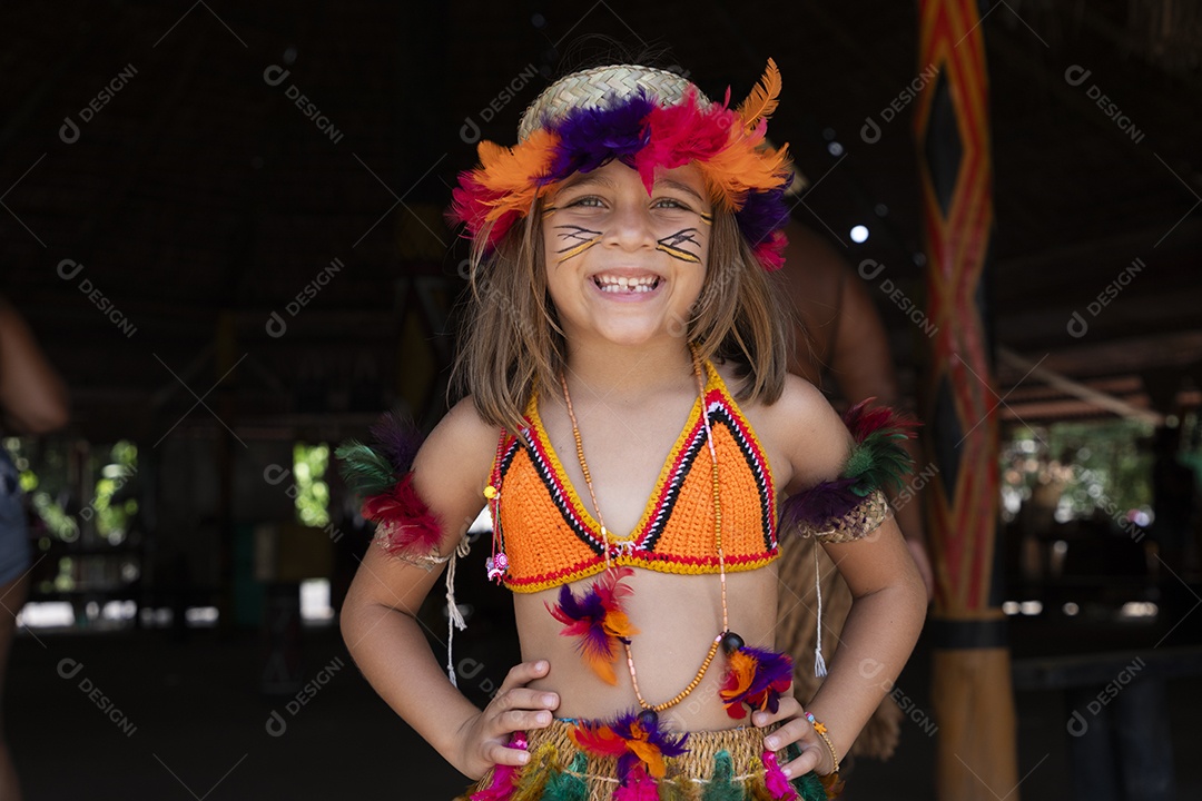 Uma criança fofa com trajes indígena