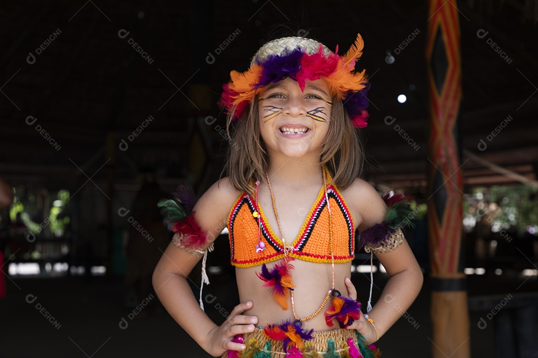 Uma linda menina com pintura com trajes indígenas