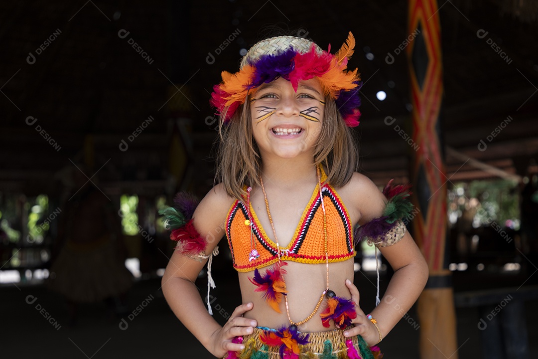 Menina linda ccom trajes indígenas