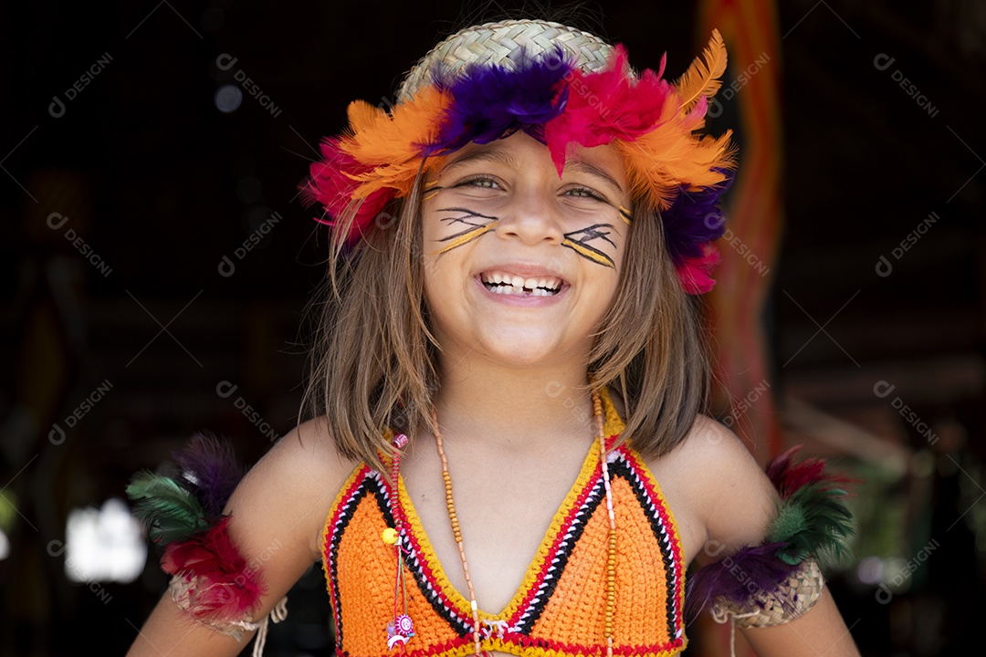 Menina fofa com pintura e trajes indígenas