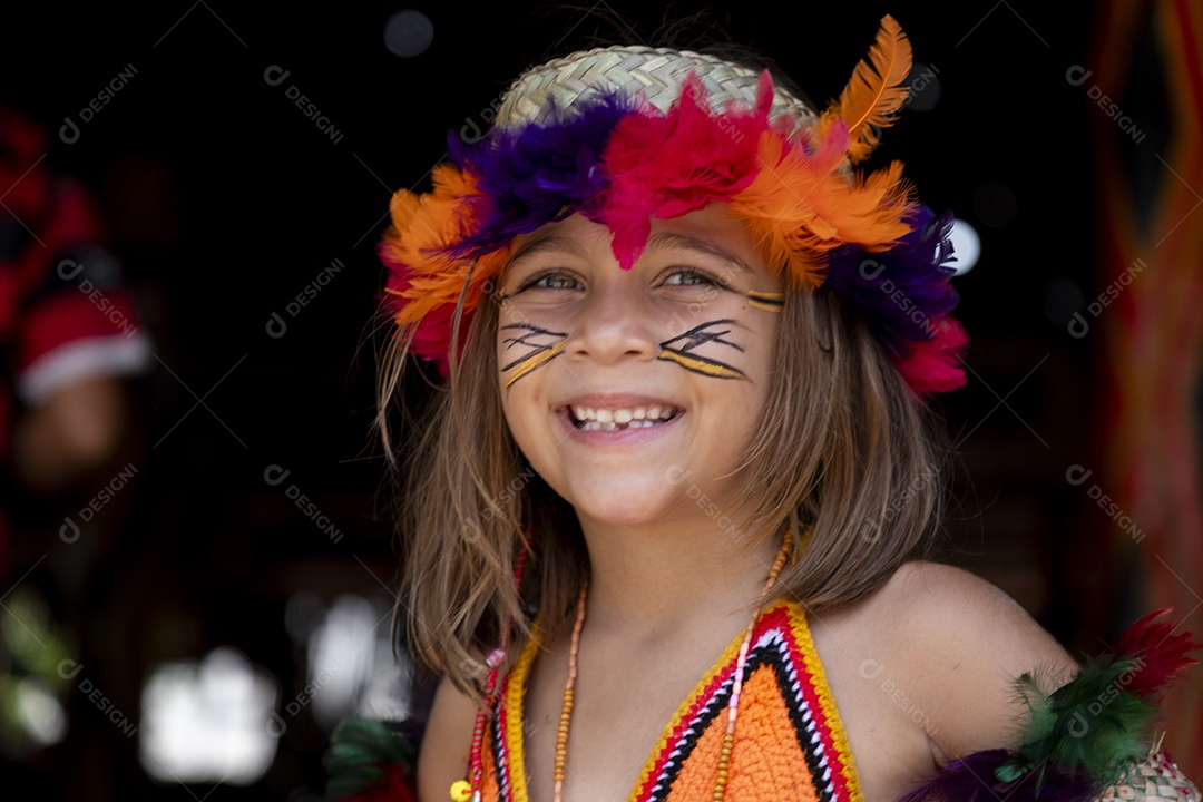 Menina fofa com pintura e trajes indígenas