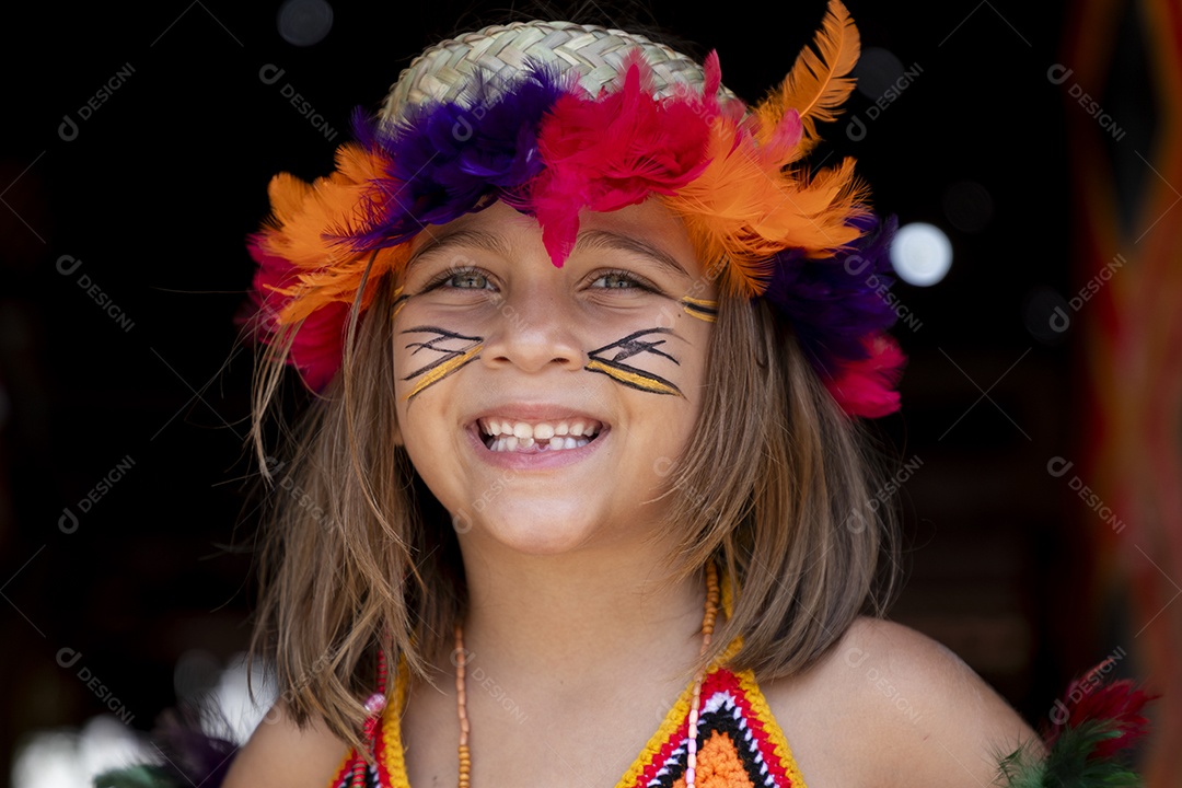Linda menina co pinturas e trajes indígenas