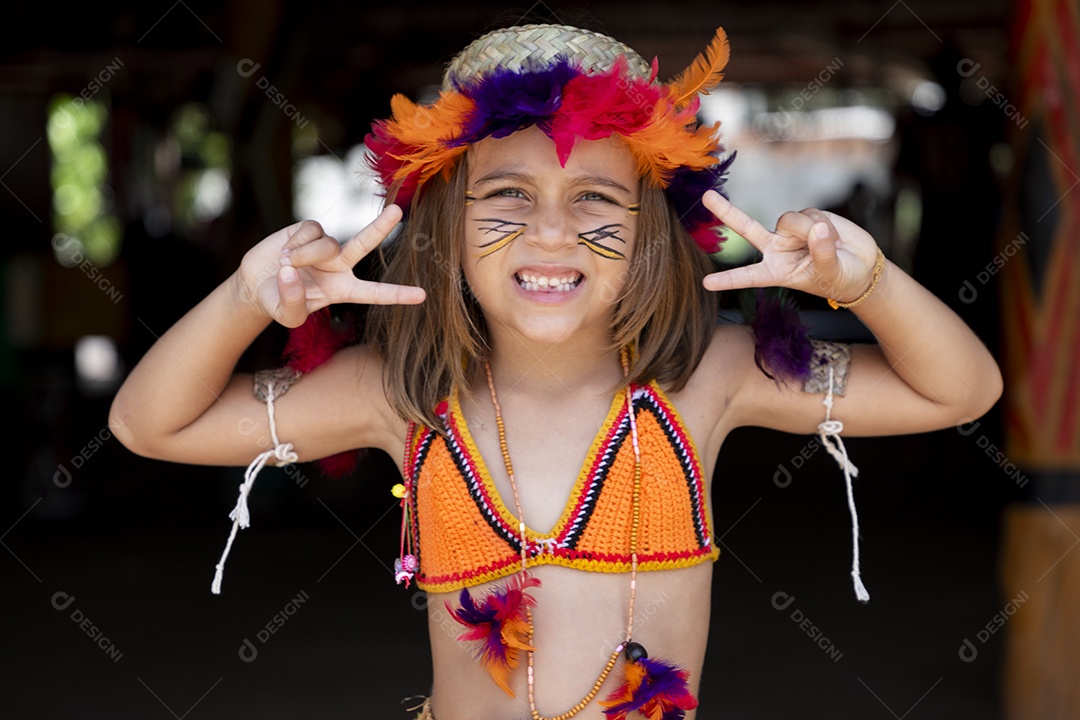 Menina fofa com trajes indígenas