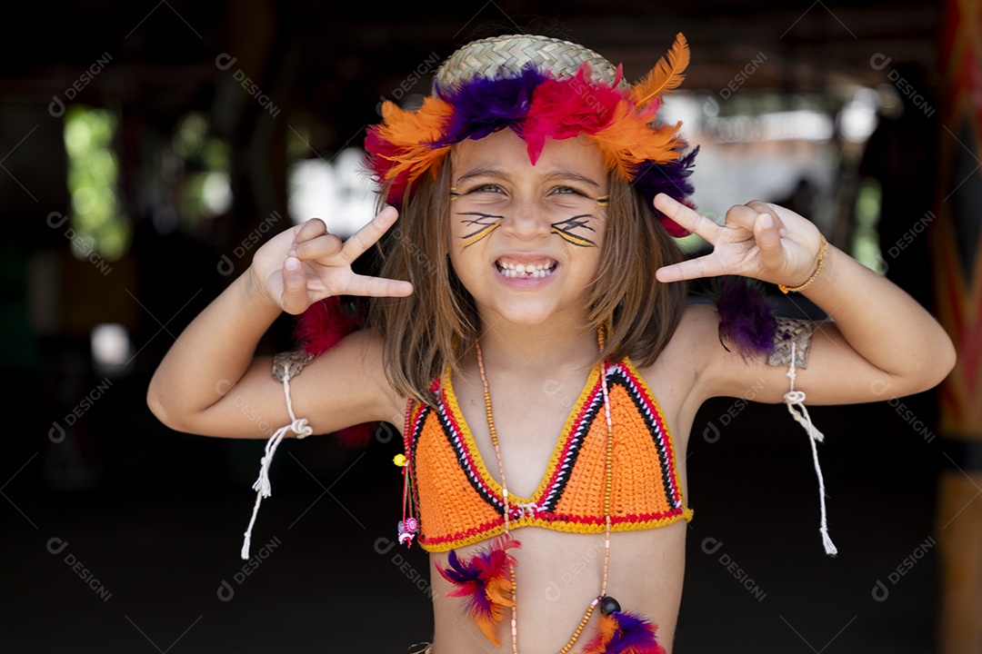 Menina fofa feliz com trajes indígenas