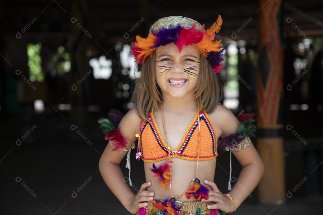 Garota feliz com trajes indígenas