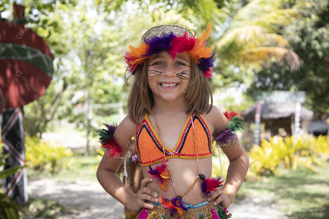 Uma garotinha com trajes indígenas