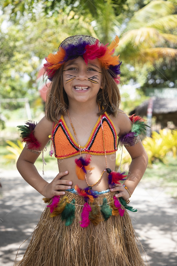 Garotinha feliz com trajes indígenas