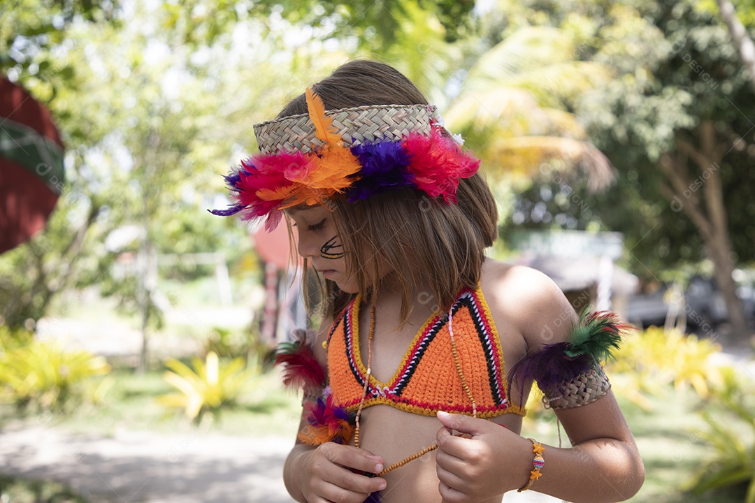 Garotinha feliz com trajes indígenas