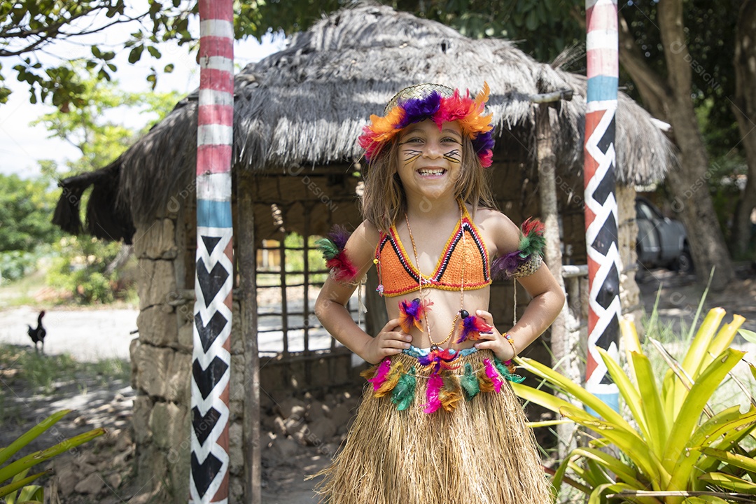 Uma garotinha feliz com trajes de indígenas