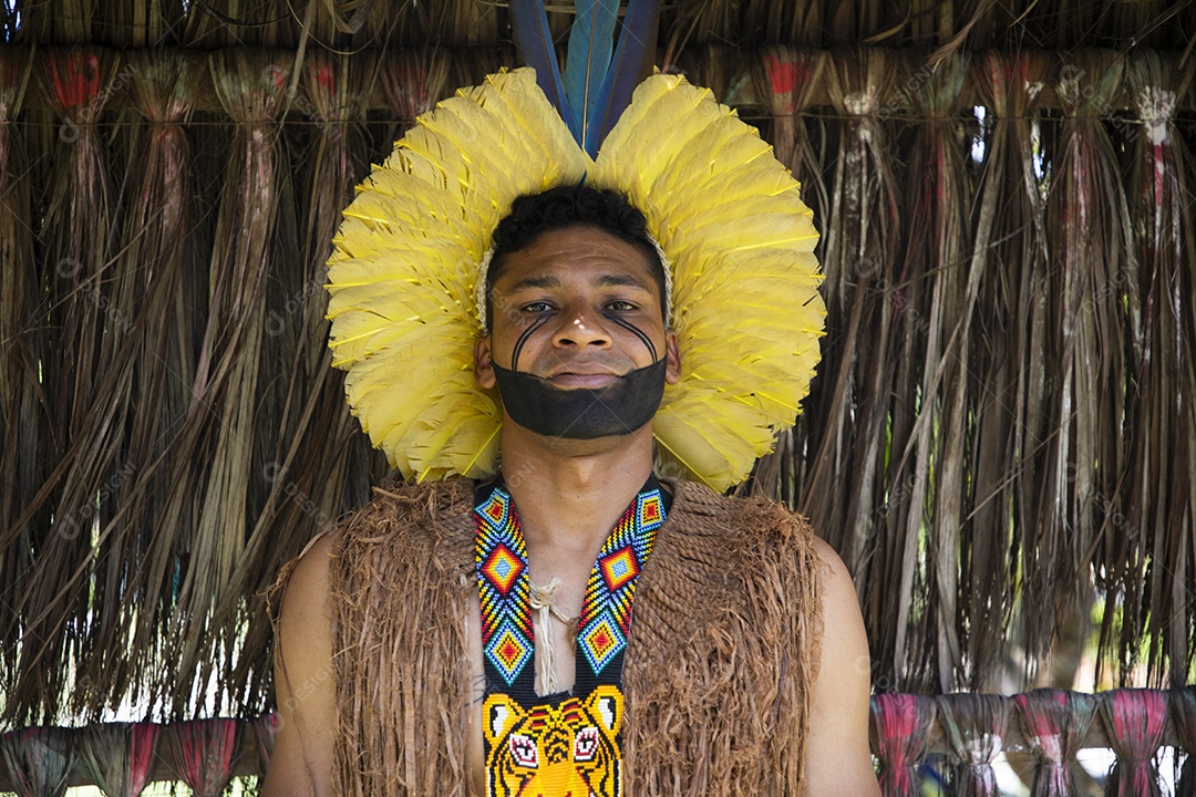 Jovem indio com trajes da aldeia