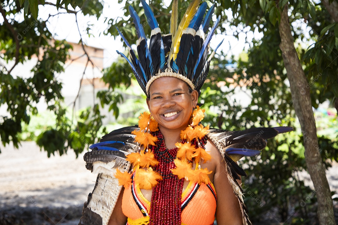 India com trajes indígenas feliz