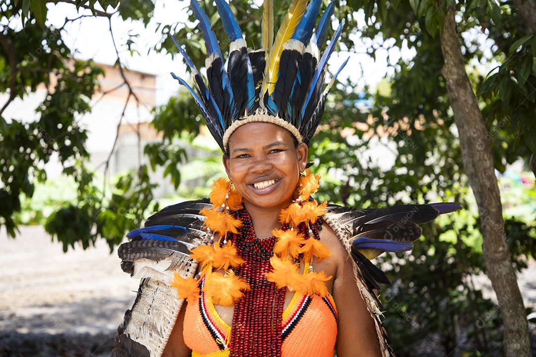 Uma mulher indígena feliz