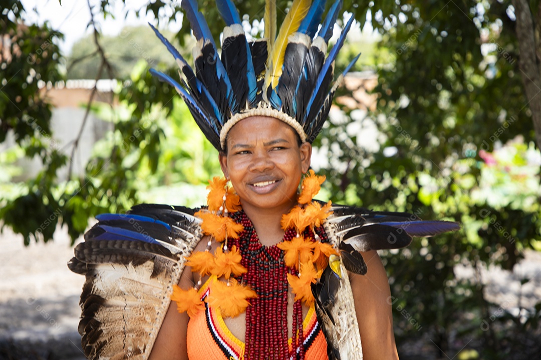 Uma indígena com cocar