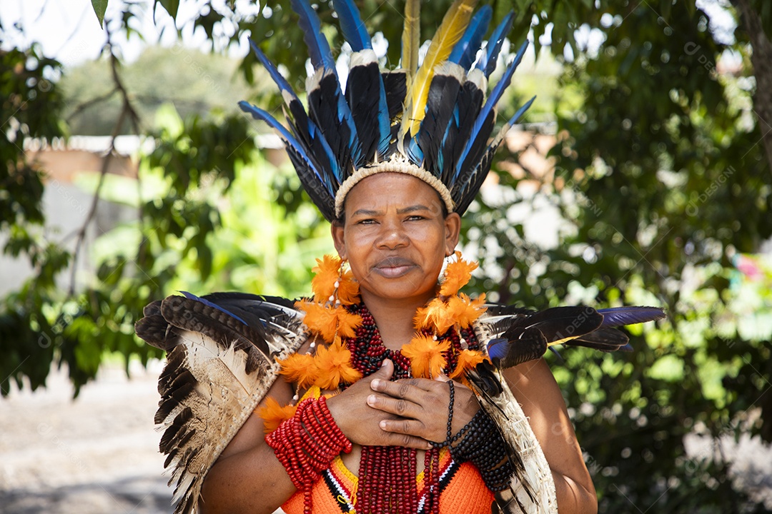 Indígena seria com mãos no coração
