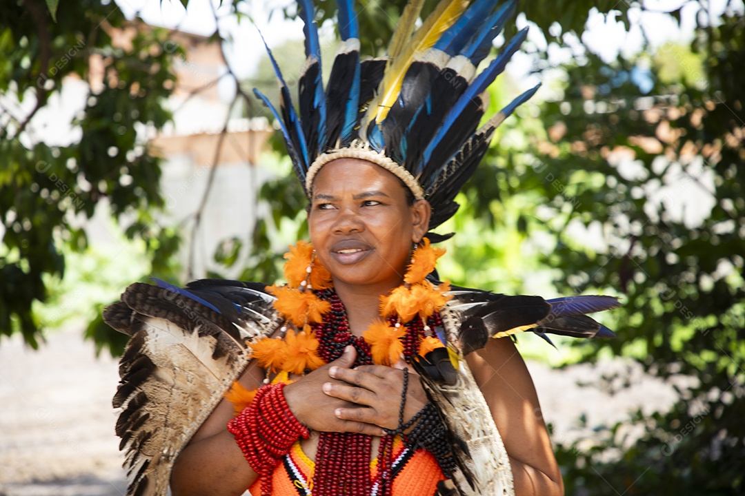 Mulher indígena com cocar na cabeça