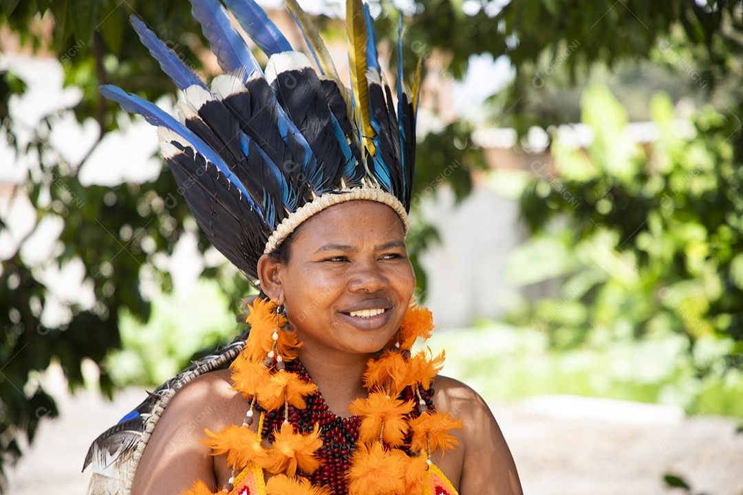 Uma indígena com cocar