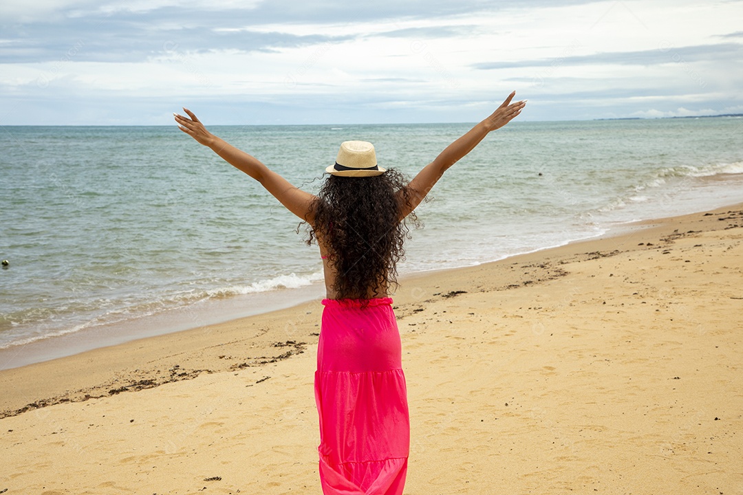 Jovem feliz curtindo uma praia