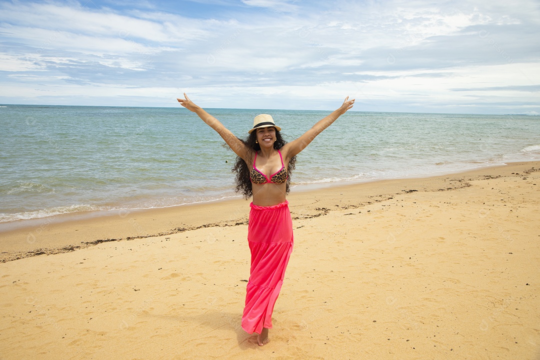 Jovem feliz curtindo uma praia