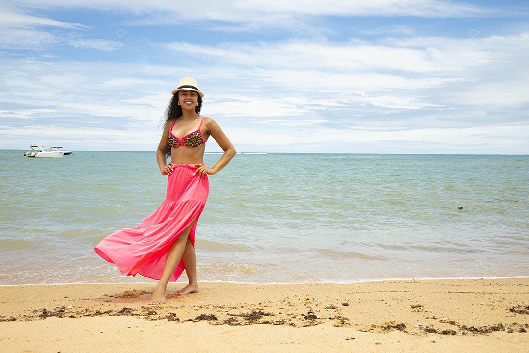 Uma linda jovem com pose na praia