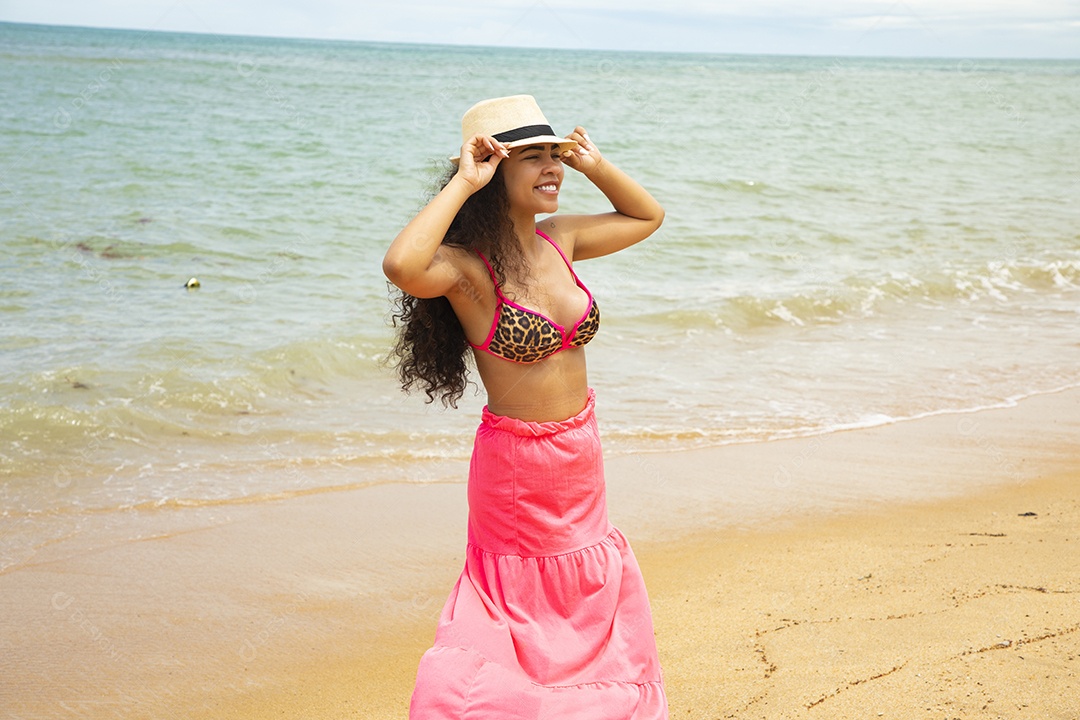 Uma jovem linda na praia