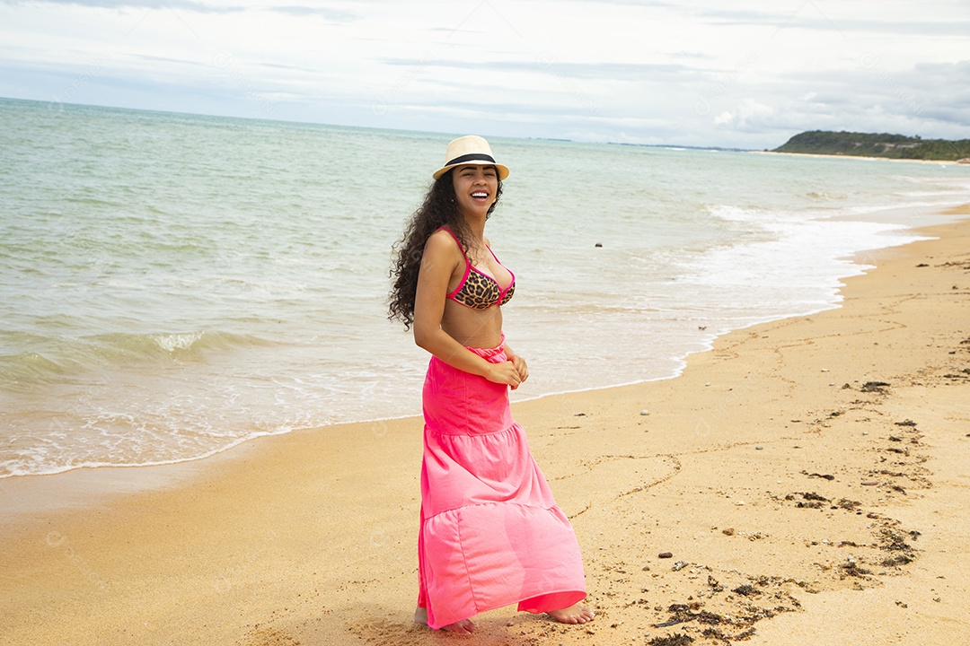Linda jovem na praia