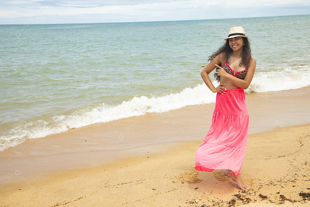 Jovem linda na praia