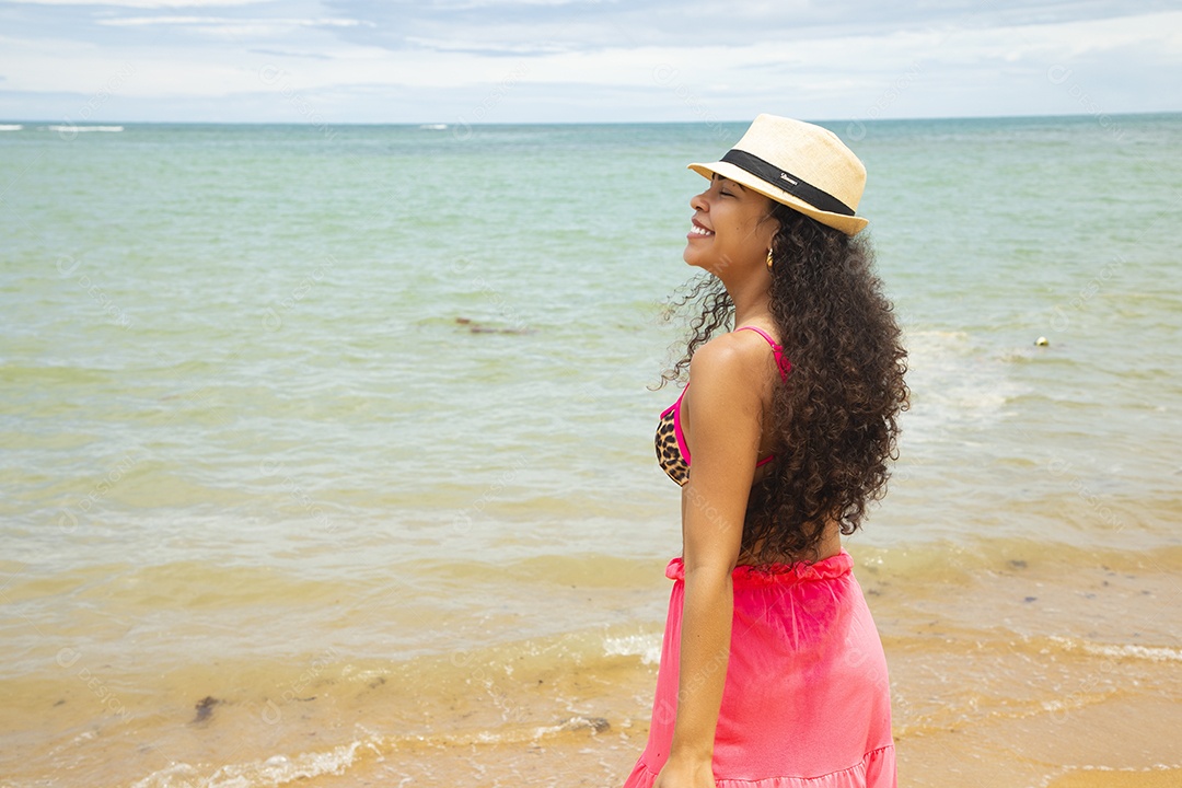 Jovem linda numa praia