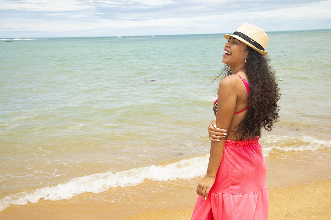 Mulher jovem linda se divertindo