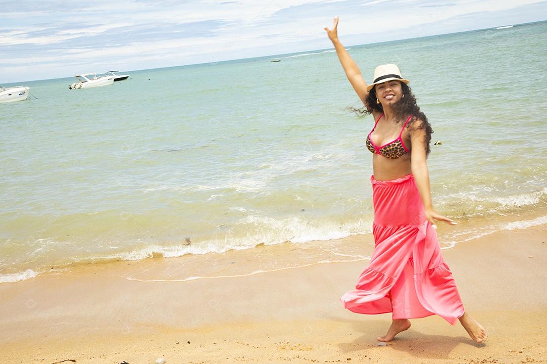 Linda jovem muito feliz na praia