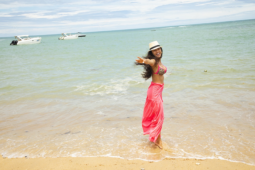 Linda jovem na praia