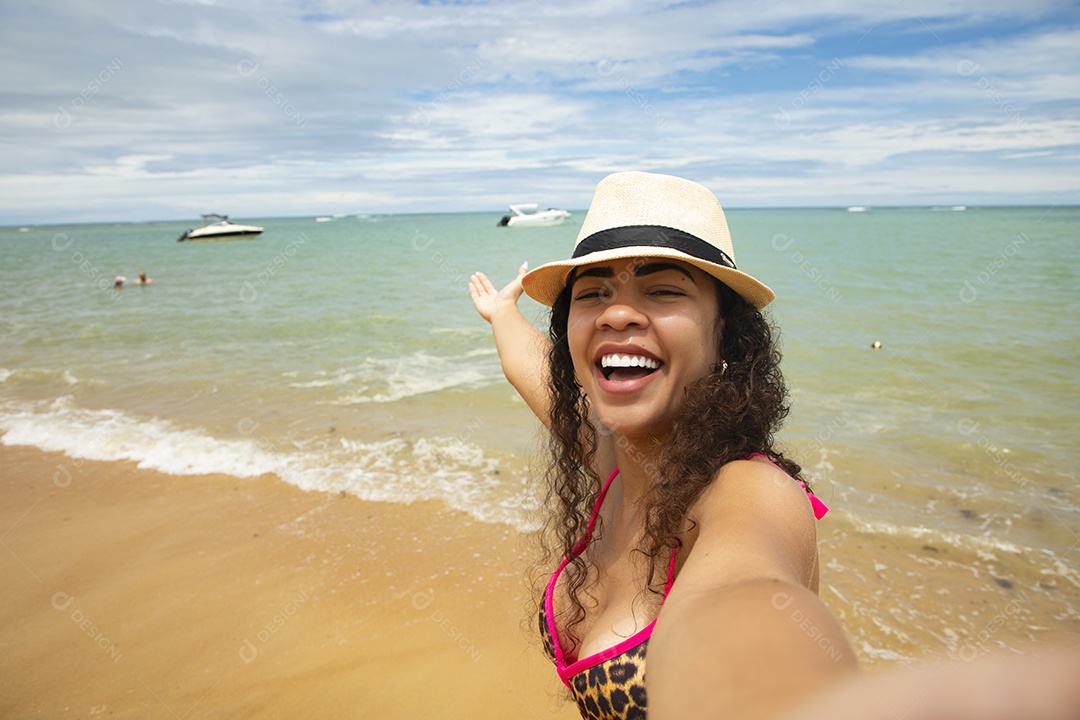 Uma linda mulher se divertindo na praia