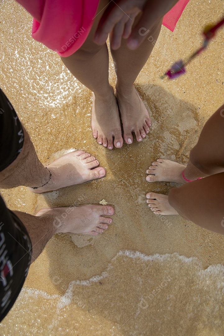 Imagem de pés na praia