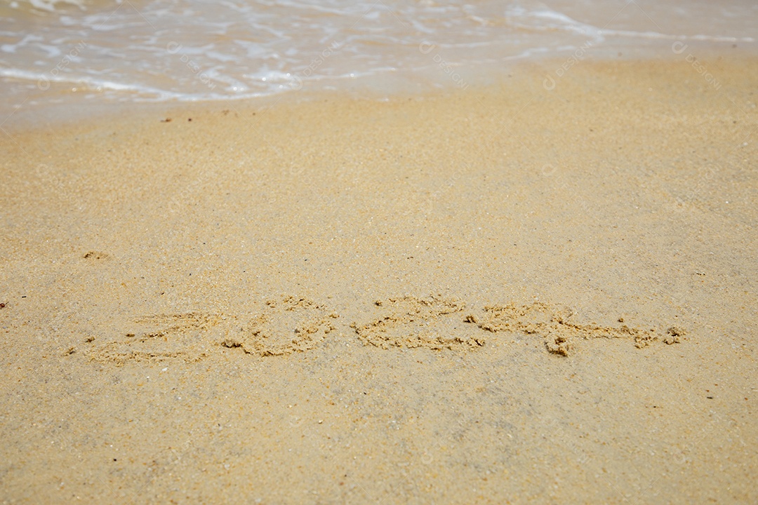 2024 na areia da praia com ondas