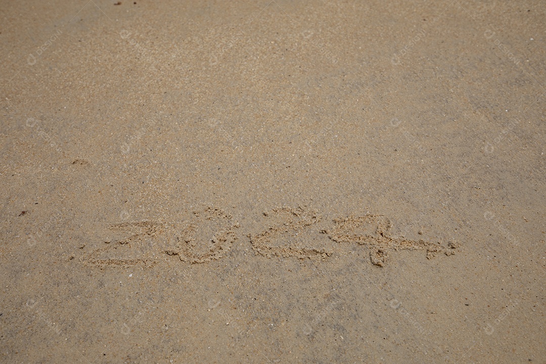 2024 na areia de uma praia