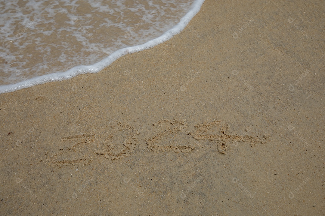 2024 na areia da praia com ondas