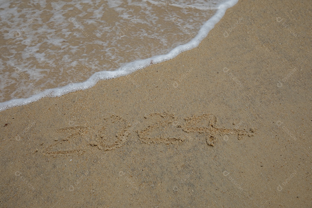 Praia com números gravados e água do mar