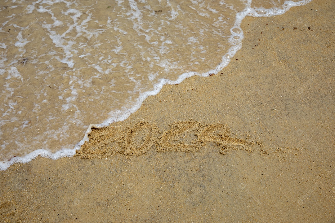 Areia da praia com números ondas do mar