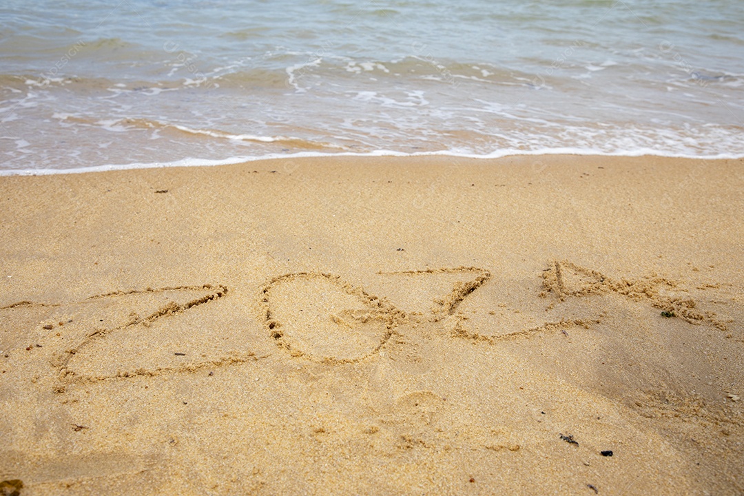 Números gravados na areia de uma praia