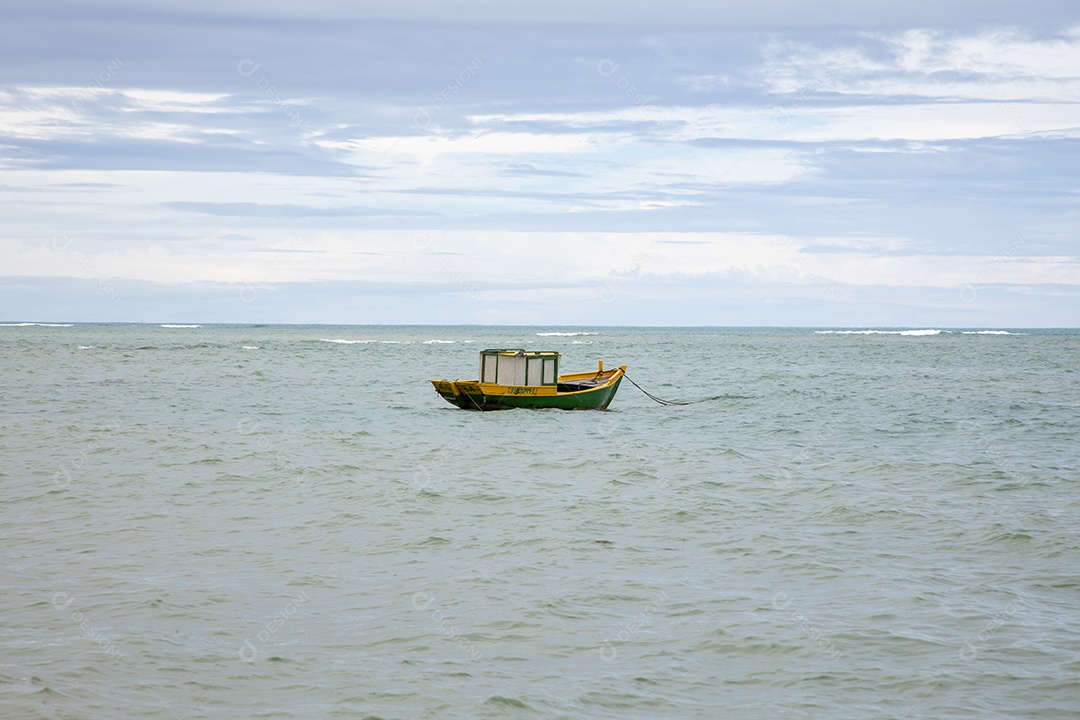 Barcos no mar contra céu lindo