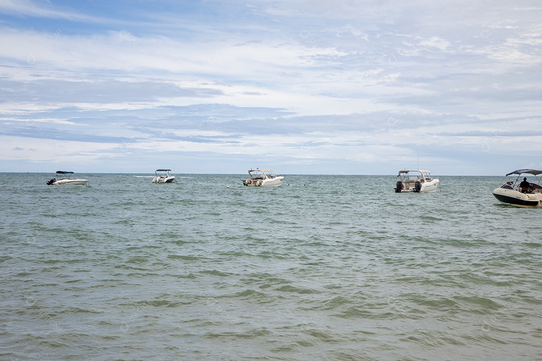 Mar aberto com barcos ancorados