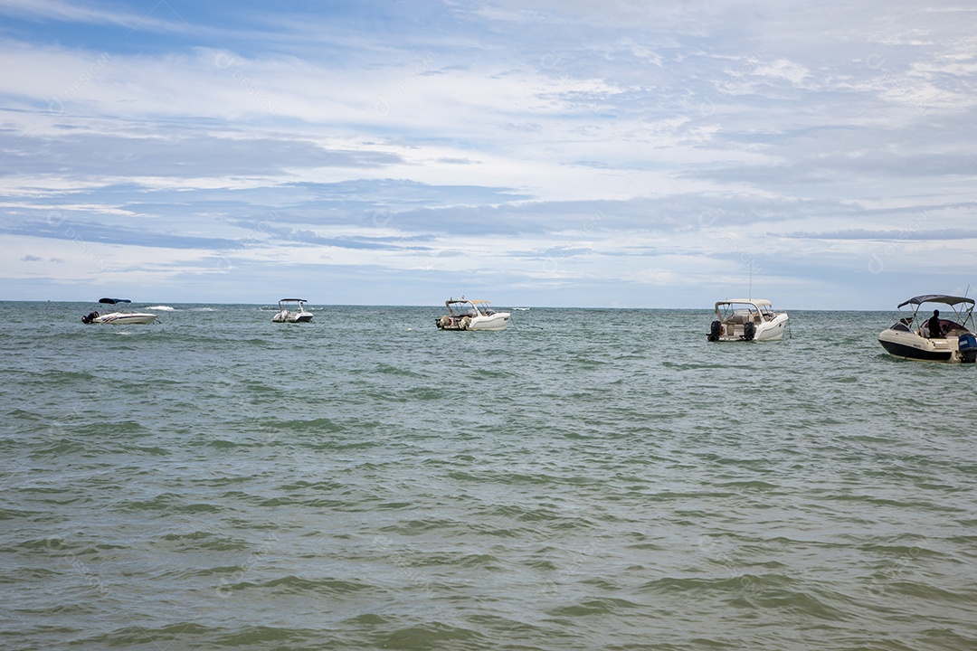 Mar aberto com barcos ancorados