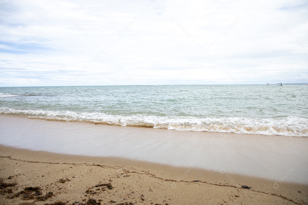 Praia linda com mar agitado